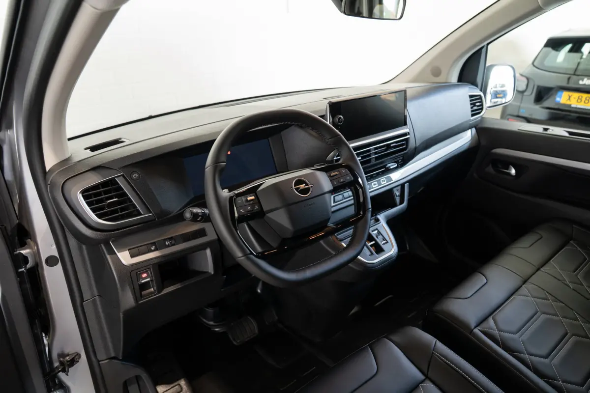 Electric L3 75 kWh STX Edition | Lederen bekleding | Stoelverwarming | Camera | Keyless | Climate Controle | Apple Carplay & Android Auto | Voorraadvoordeel !