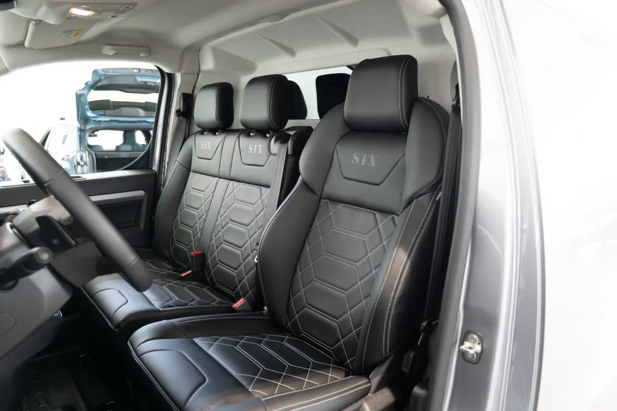 Electric L3 75 kWh STX Edition | Lederen bekleding | Stoelverwarming | Camera | Keyless | Climate Controle | Apple Carplay & Android Auto | Voorraadvoordeel !