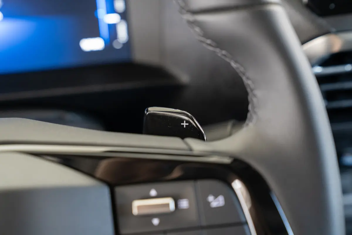 Electric L3 75 kWh STX Edition | Lederen bekleding | Stoelverwarming | Camera | Keyless | Climate Controle | Apple Carplay & Android Auto | Voorraadvoordeel !