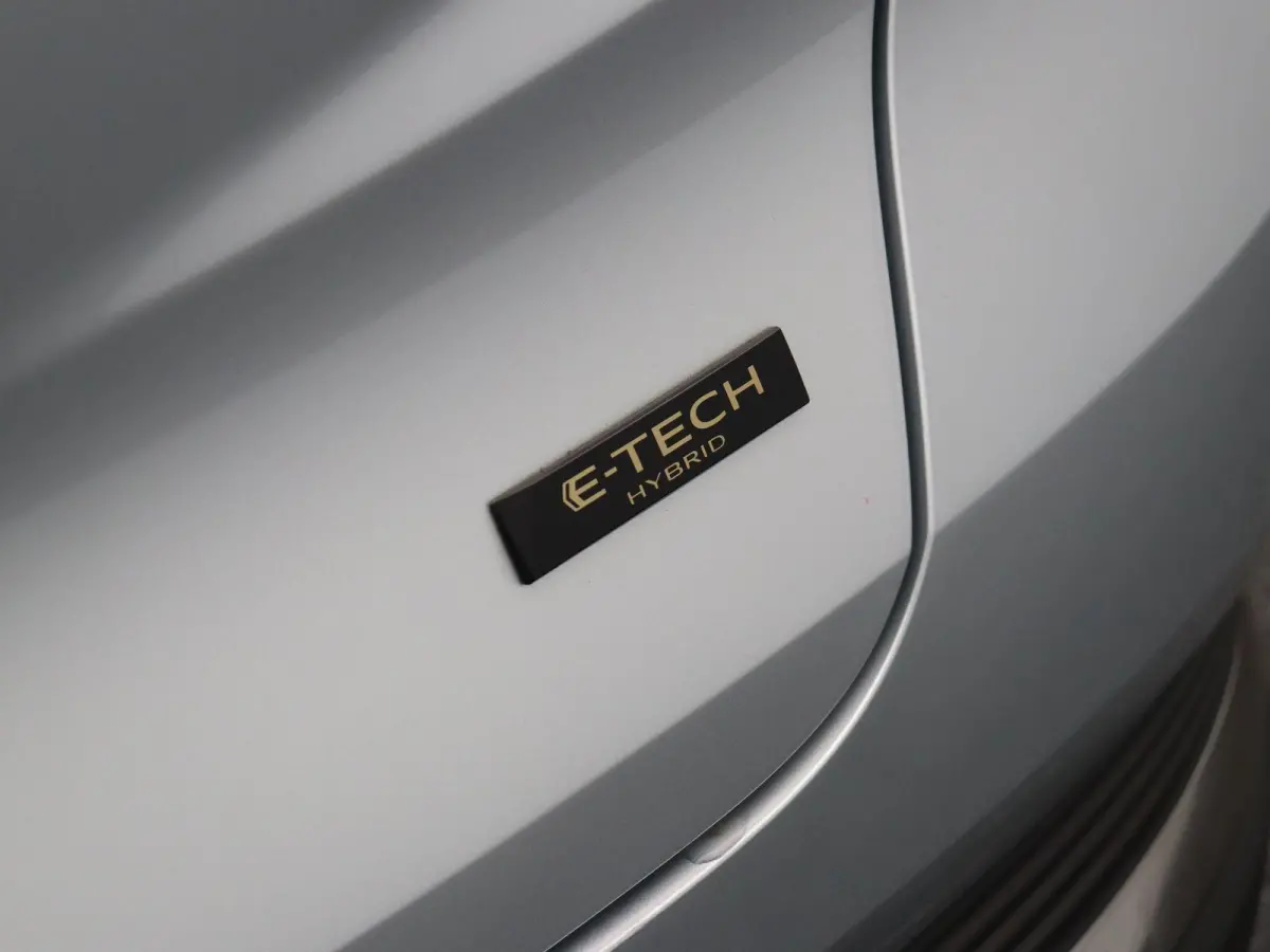 1.6 E-Tech Hybrid 145 Techno | Achteruitrijcamera | Lichtmetalen velgen | All season banden |