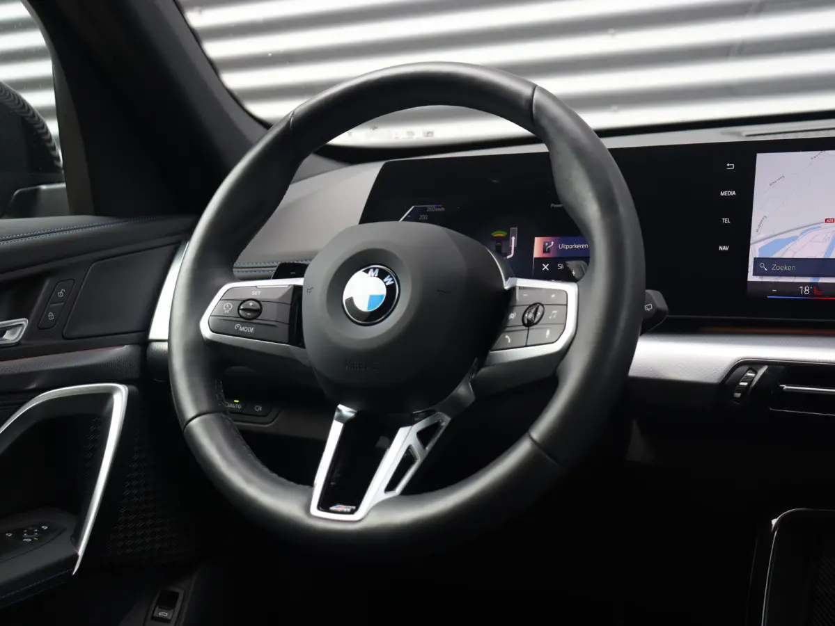 sDrive18i | M Sportpakket | Panodak | Comfort Access | Adaptieve LED Koplampen | Camera | Apple Carplay | Sportstoelen | Voorstoelen Verwarmd | 18'' LMV
