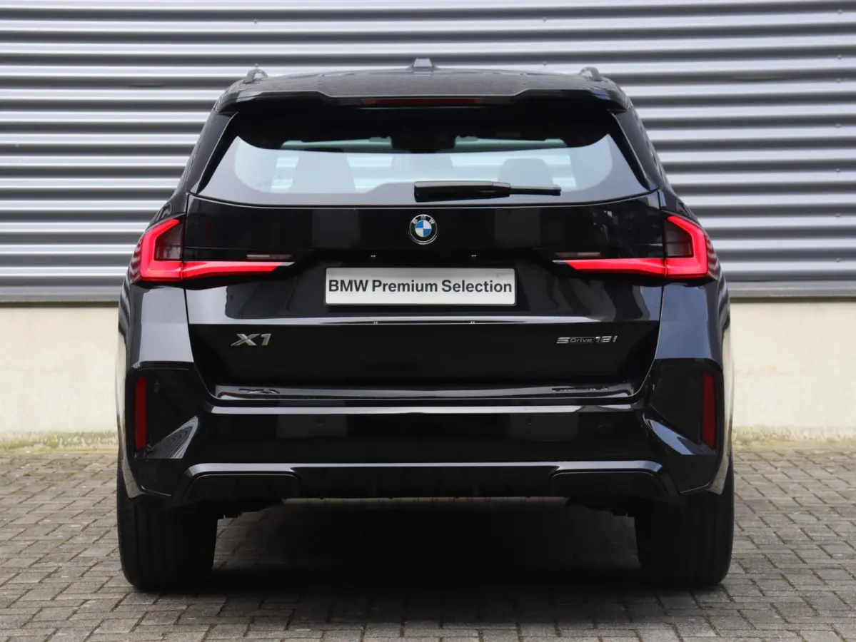 sDrive18i | M Sportpakket | Panodak | Comfort Access | Adaptieve LED Koplampen | Camera | Apple Carplay | Sportstoelen | Voorstoelen Verwarmd | 18'' LMV