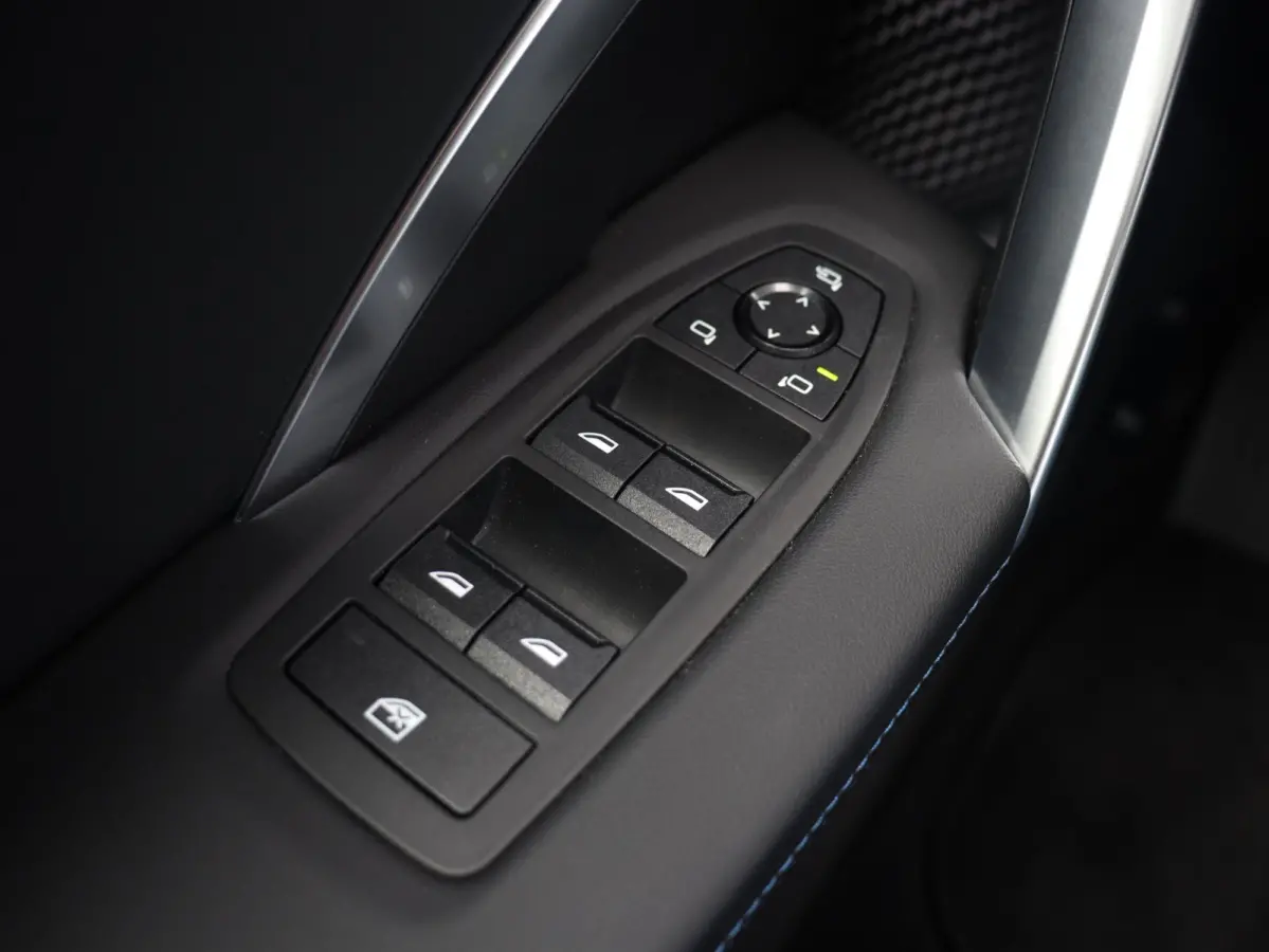 sDrive18i | M Sportpakket | Panodak | Comfort Access | Adaptieve LED Koplampen | Camera | Apple Carplay | Sportstoelen | Voorstoelen Verwarmd | 18'' LMV