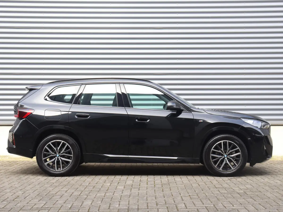 sDrive18i | M Sportpakket | Panodak | Comfort Access | Adaptieve LED Koplampen | Camera | Apple Carplay | Sportstoelen | Voorstoelen Verwarmd | 18'' LMV