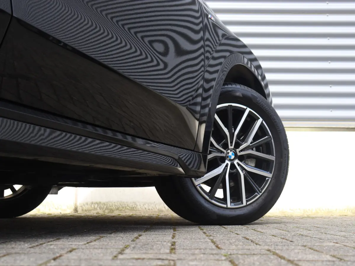 sDrive18i | M Sportpakket | Panodak | Comfort Access | Adaptieve LED Koplampen | Camera | Apple Carplay | Sportstoelen | Voorstoelen Verwarmd | 18'' LMV