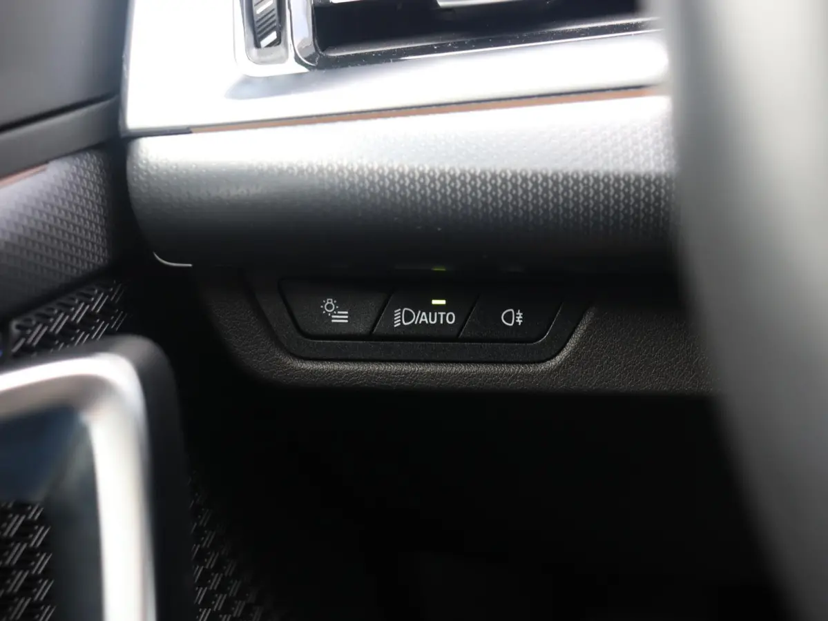 sDrive18i | M Sportpakket | Panodak | Comfort Access | Adaptieve LED Koplampen | Camera | Apple Carplay | Sportstoelen | Voorstoelen Verwarmd | 18'' LMV