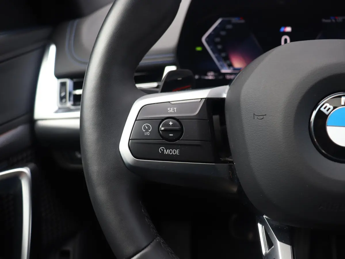 sDrive18i | M Sportpakket | Panodak | Comfort Access | Adaptieve LED Koplampen | Camera | Apple Carplay | Sportstoelen | Voorstoelen Verwarmd | 18'' LMV