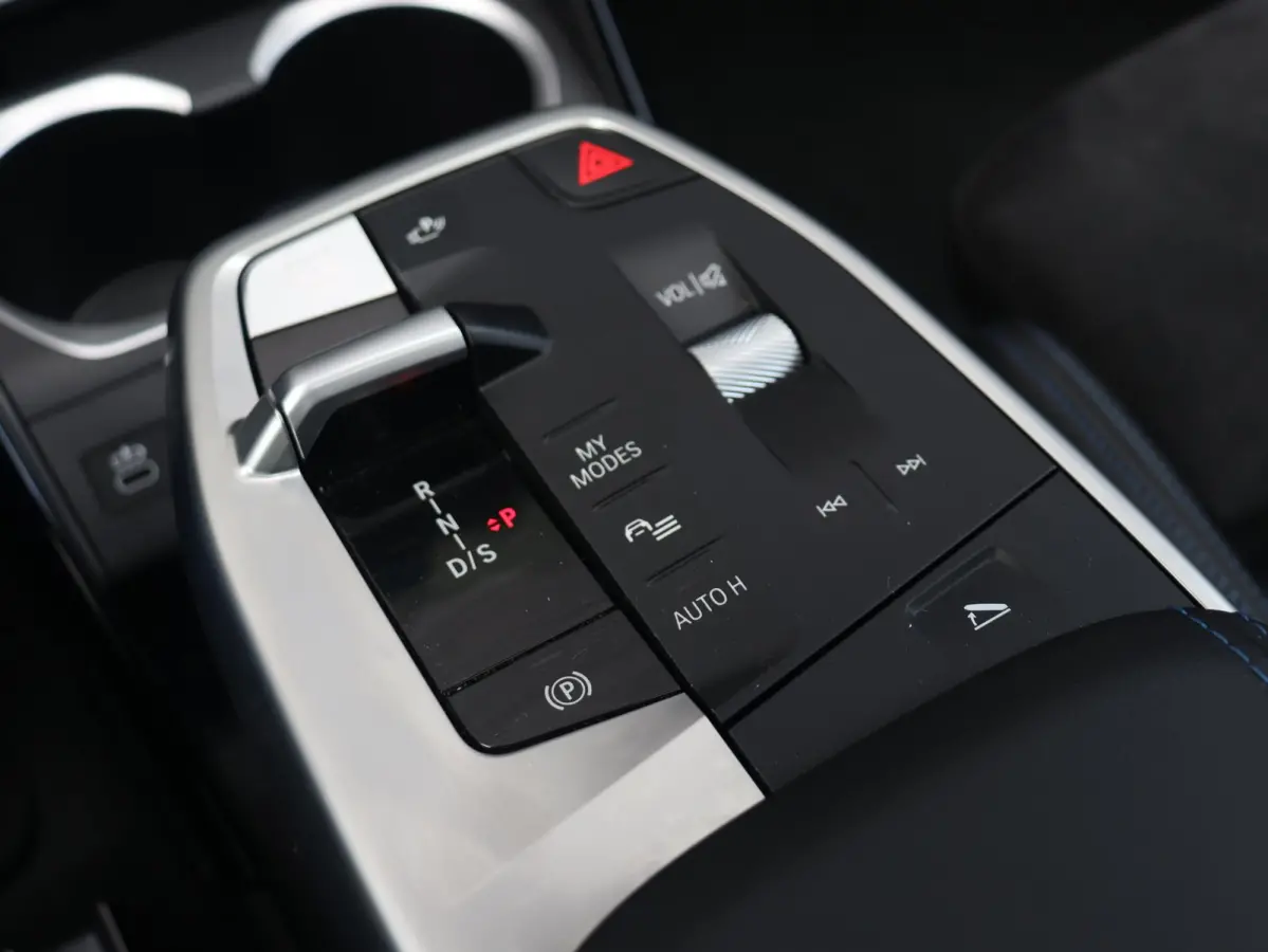 sDrive18i | M Sportpakket | Panodak | Comfort Access | Adaptieve LED Koplampen | Camera | Apple Carplay | Sportstoelen | Voorstoelen Verwarmd | 18'' LMV