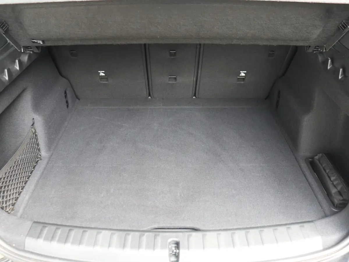 sDrive18i | M Sportpakket | Panodak | Comfort Access | Adaptieve LED Koplampen | Camera | Apple Carplay | Sportstoelen | Voorstoelen Verwarmd | 18'' LMV
