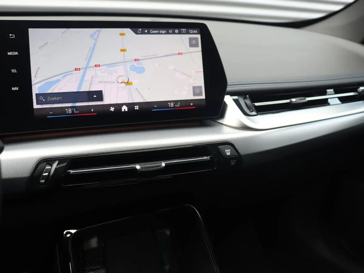 sDrive18i | M Sportpakket | Panodak | Comfort Access | Adaptieve LED Koplampen | Camera | Apple Carplay | Sportstoelen | Voorstoelen Verwarmd | 18'' LMV