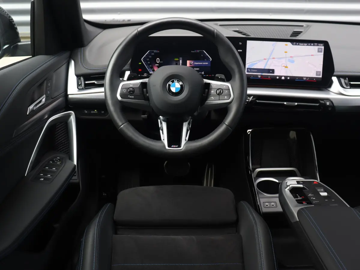 sDrive18i | M Sportpakket | Panodak | Comfort Access | Adaptieve LED Koplampen | Camera | Apple Carplay | Sportstoelen | Voorstoelen Verwarmd | 18'' LMV