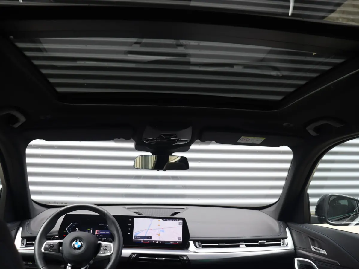 sDrive18i | M Sportpakket | Panodak | Comfort Access | Adaptieve LED Koplampen | Camera | Apple Carplay | Sportstoelen | Voorstoelen Verwarmd | 18'' LMV