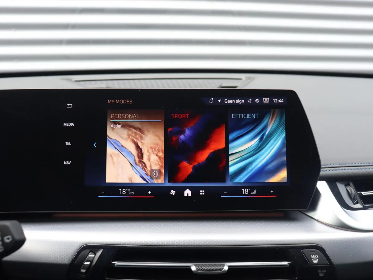 sDrive18i | M Sportpakket | Panodak | Comfort Access | Adaptieve LED Koplampen | Camera | Apple Carplay | Sportstoelen | Voorstoelen Verwarmd | 18'' LMV