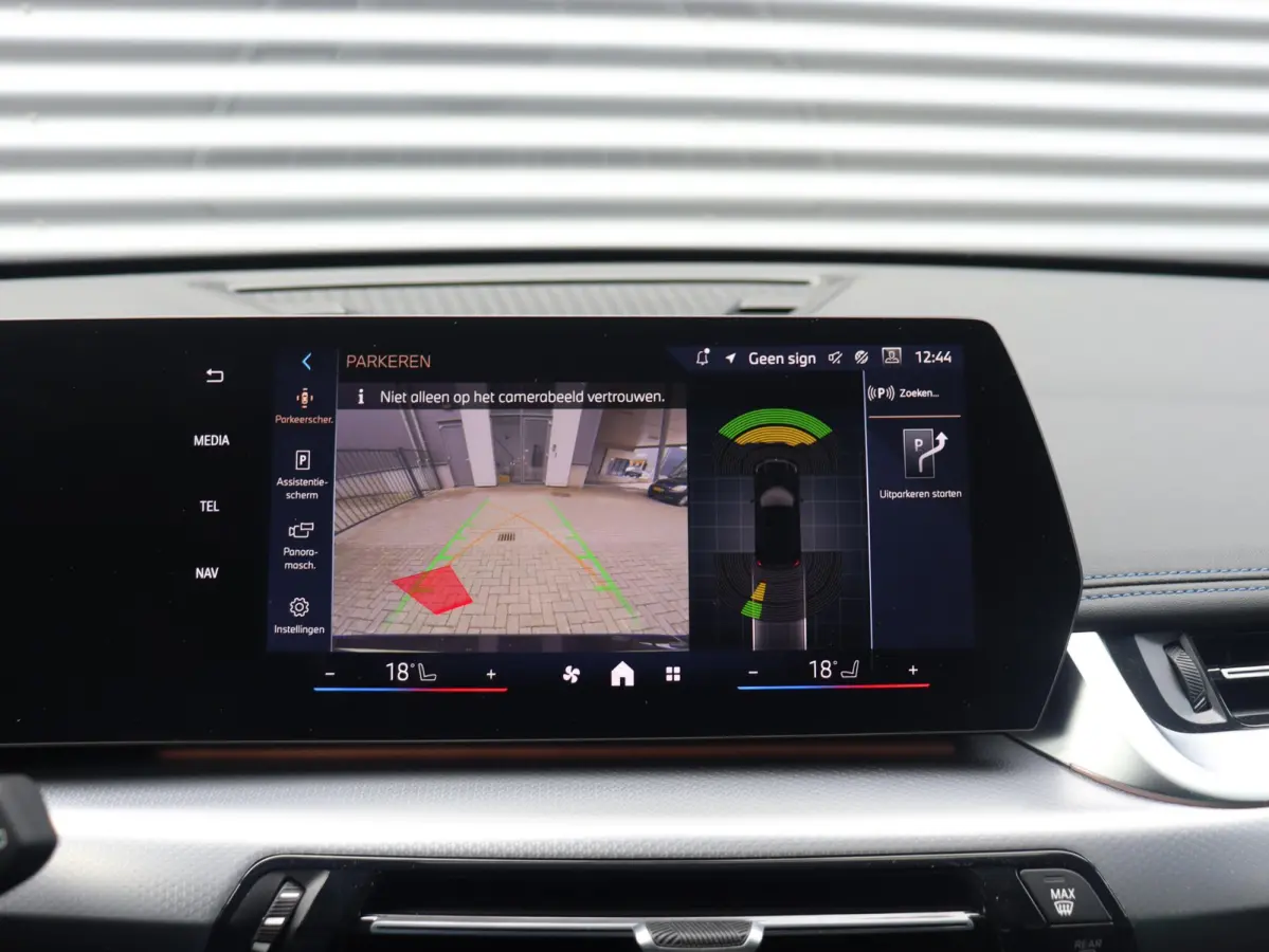 sDrive18i | M Sportpakket | Panodak | Comfort Access | Adaptieve LED Koplampen | Camera | Apple Carplay | Sportstoelen | Voorstoelen Verwarmd | 18'' LMV