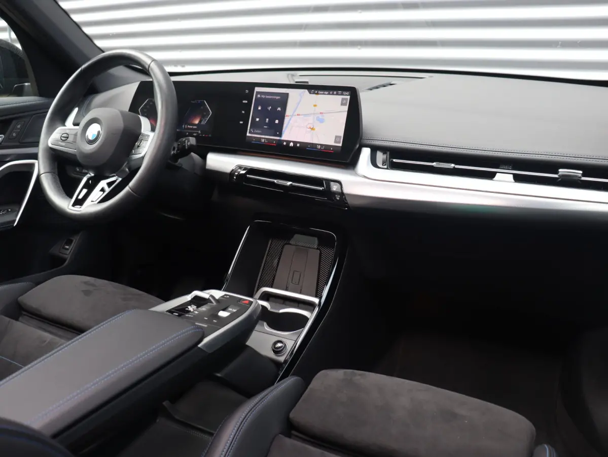 sDrive18i | M Sportpakket | Panodak | Comfort Access | Adaptieve LED Koplampen | Camera | Apple Carplay | Sportstoelen | Voorstoelen Verwarmd | 18'' LMV