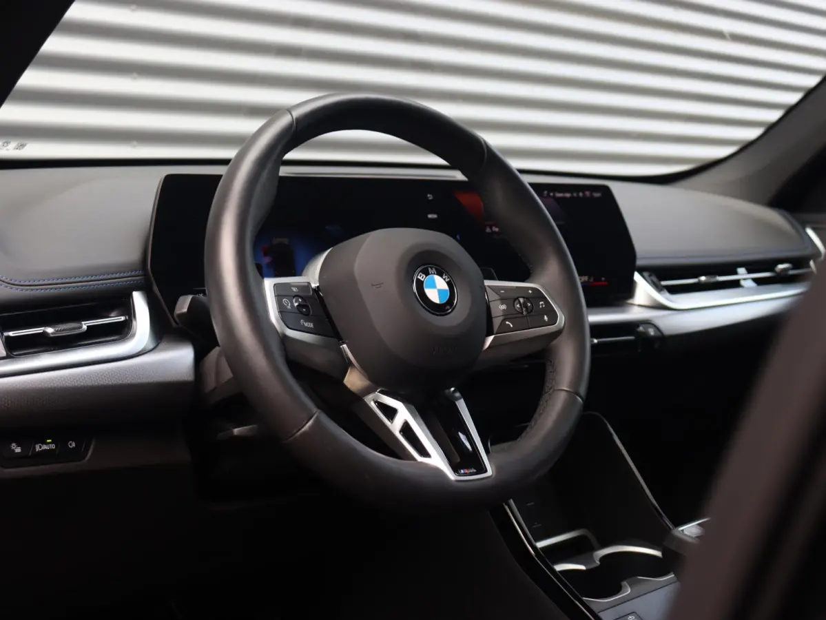 sDrive18i | M Sportpakket | Panodak | Comfort Access | Adaptieve LED Koplampen | Camera | Apple Carplay | Sportstoelen | Voorstoelen Verwarmd | 18'' LMV