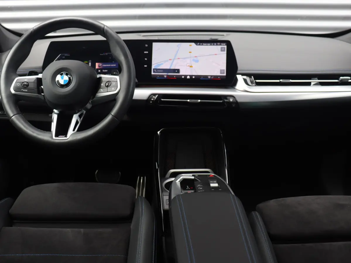 sDrive18i | M Sportpakket | Panodak | Comfort Access | Adaptieve LED Koplampen | Camera | Apple Carplay | Sportstoelen | Voorstoelen Verwarmd | 18'' LMV