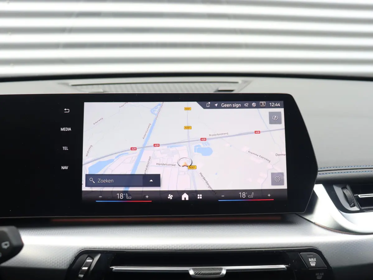 sDrive18i | M Sportpakket | Panodak | Comfort Access | Adaptieve LED Koplampen | Camera | Apple Carplay | Sportstoelen | Voorstoelen Verwarmd | 18'' LMV