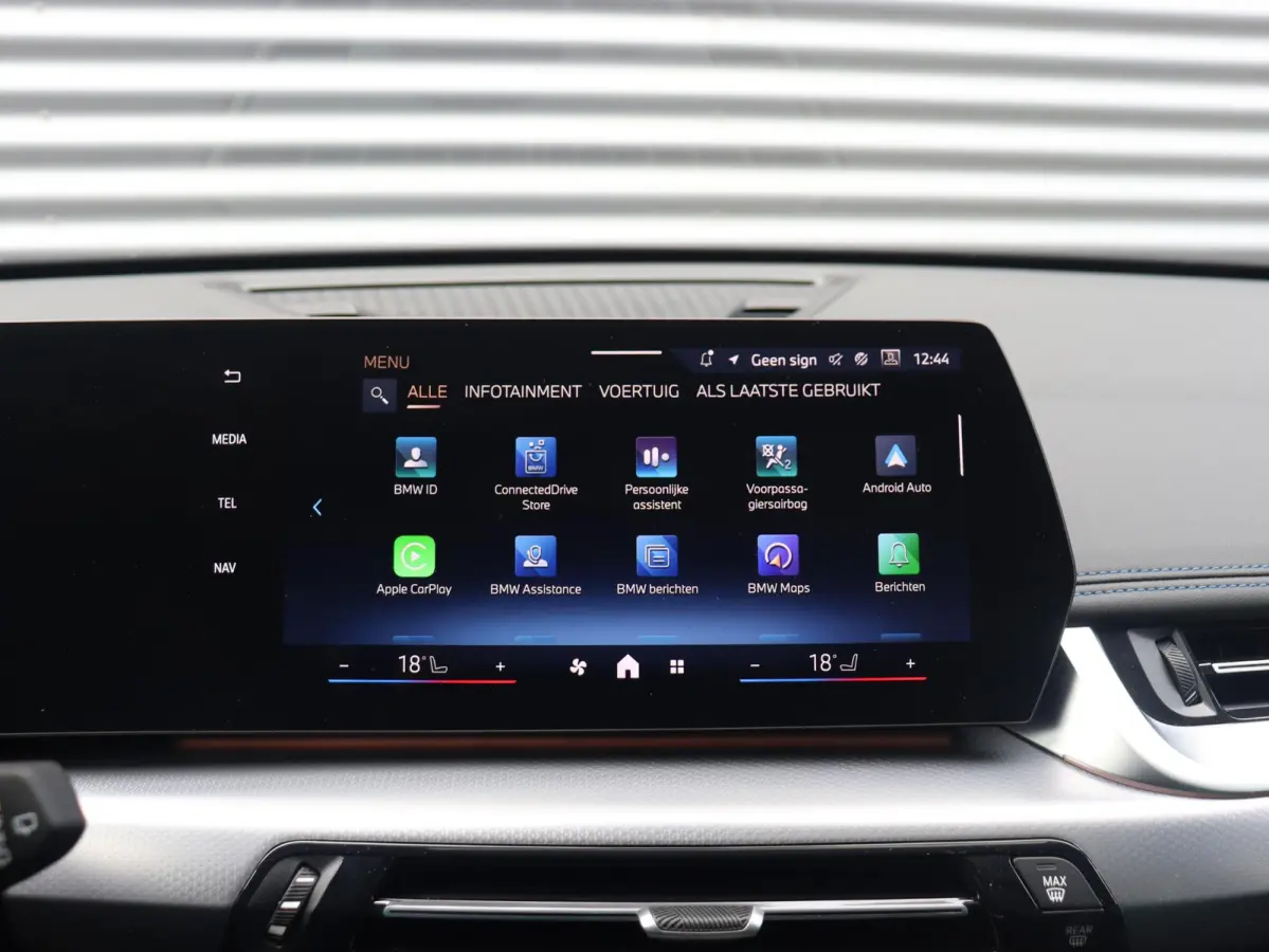 sDrive18i | M Sportpakket | Panodak | Comfort Access | Adaptieve LED Koplampen | Camera | Apple Carplay | Sportstoelen | Voorstoelen Verwarmd | 18'' LMV
