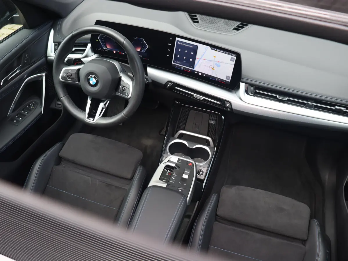 sDrive18i | M Sportpakket | Panodak | Comfort Access | Adaptieve LED Koplampen | Camera | Apple Carplay | Sportstoelen | Voorstoelen Verwarmd | 18'' LMV
