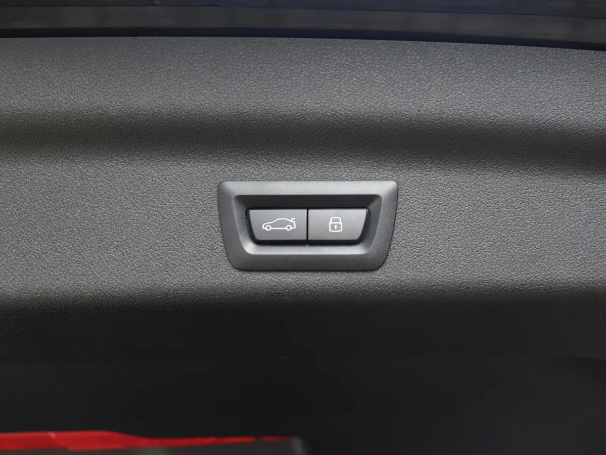 sDrive18i | M Sportpakket | Panodak | Comfort Access | Adaptieve LED Koplampen | Camera | Apple Carplay | Sportstoelen | Voorstoelen Verwarmd | 18'' LMV