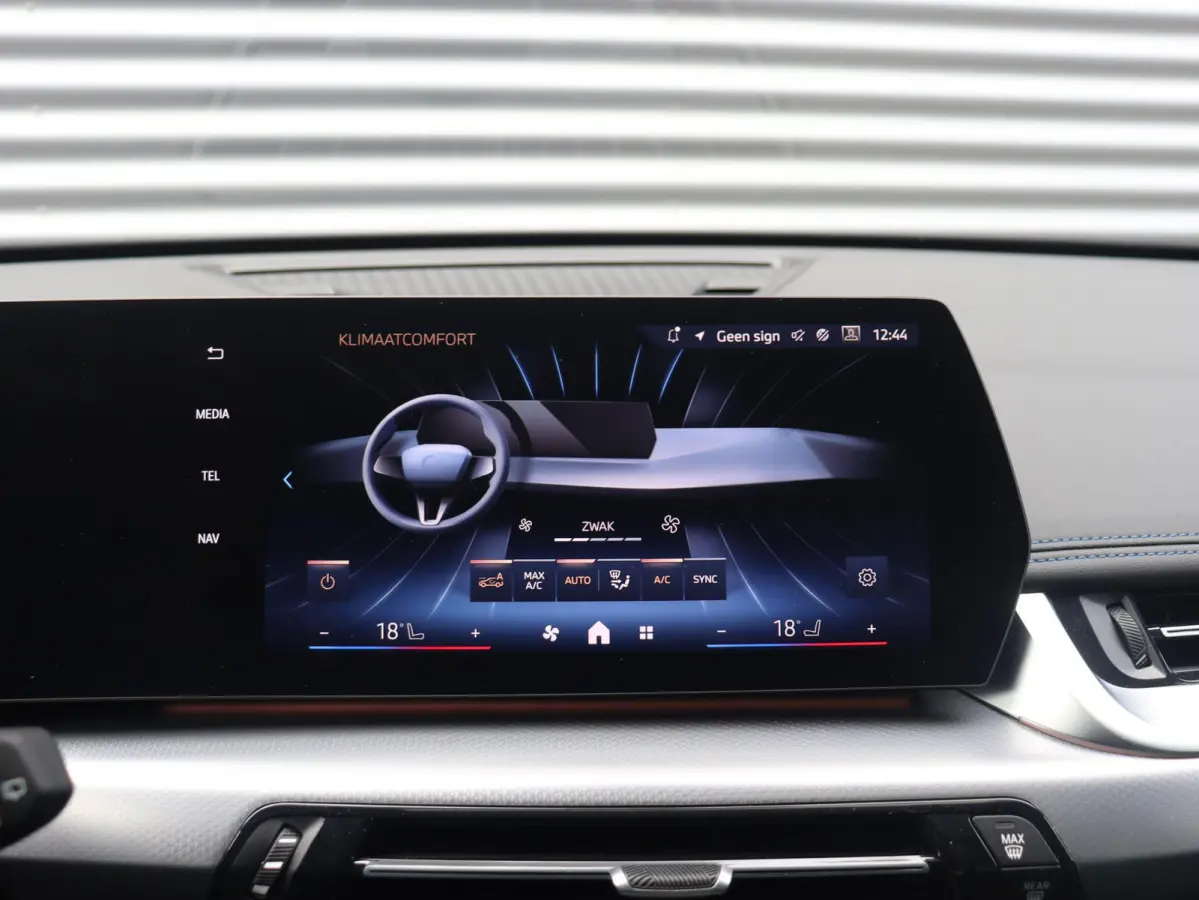sDrive18i | M Sportpakket | Panodak | Comfort Access | Adaptieve LED Koplampen | Camera | Apple Carplay | Sportstoelen | Voorstoelen Verwarmd | 18'' LMV