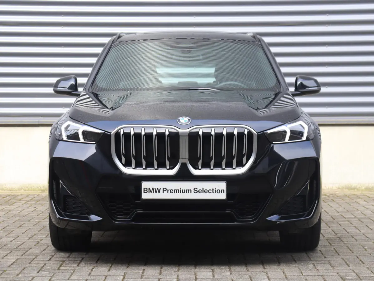 sDrive18i | M Sportpakket | Panodak | Comfort Access | Adaptieve LED Koplampen | Camera | Apple Carplay | Sportstoelen | Voorstoelen Verwarmd | 18'' LMV