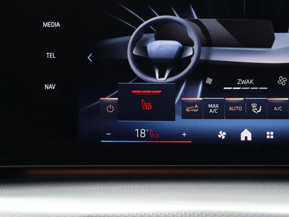 sDrive18i | M Sportpakket | Panodak | Comfort Access | Adaptieve LED Koplampen | Camera | Apple Carplay | Sportstoelen | Voorstoelen Verwarmd | 18'' LMV