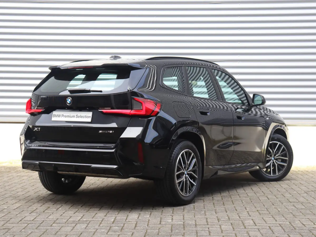sDrive18i | M Sportpakket | Panodak | Comfort Access | Adaptieve LED Koplampen | Camera | Apple Carplay | Sportstoelen | Voorstoelen Verwarmd | 18'' LMV