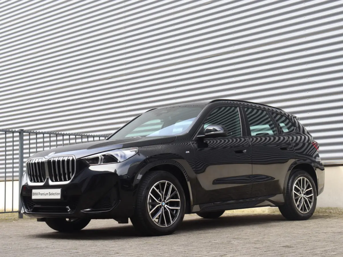 sDrive18i | M Sportpakket | Panodak | Comfort Access | Adaptieve LED Koplampen | Camera | Apple Carplay | Sportstoelen | Voorstoelen Verwarmd | 18'' LMV