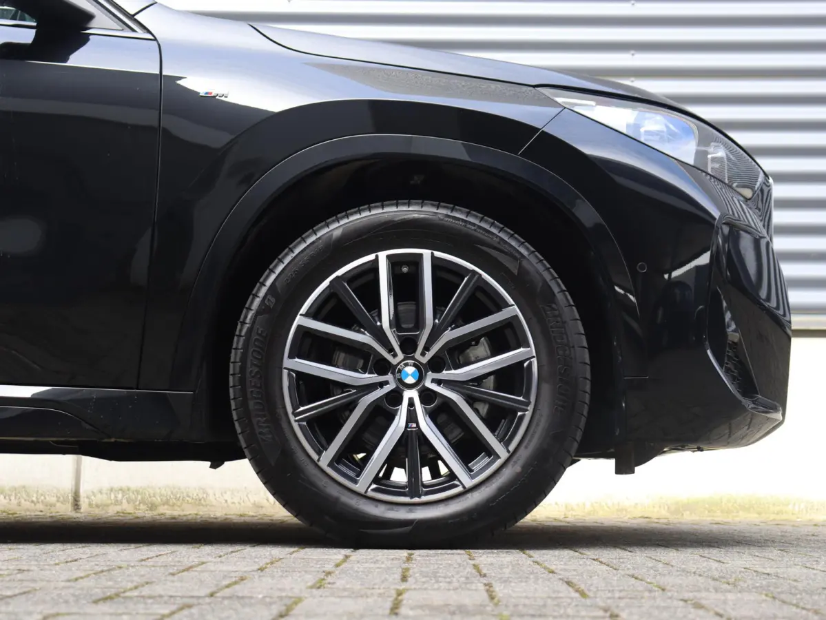 sDrive18i | M Sportpakket | Panodak | Comfort Access | Adaptieve LED Koplampen | Camera | Apple Carplay | Sportstoelen | Voorstoelen Verwarmd | 18'' LMV