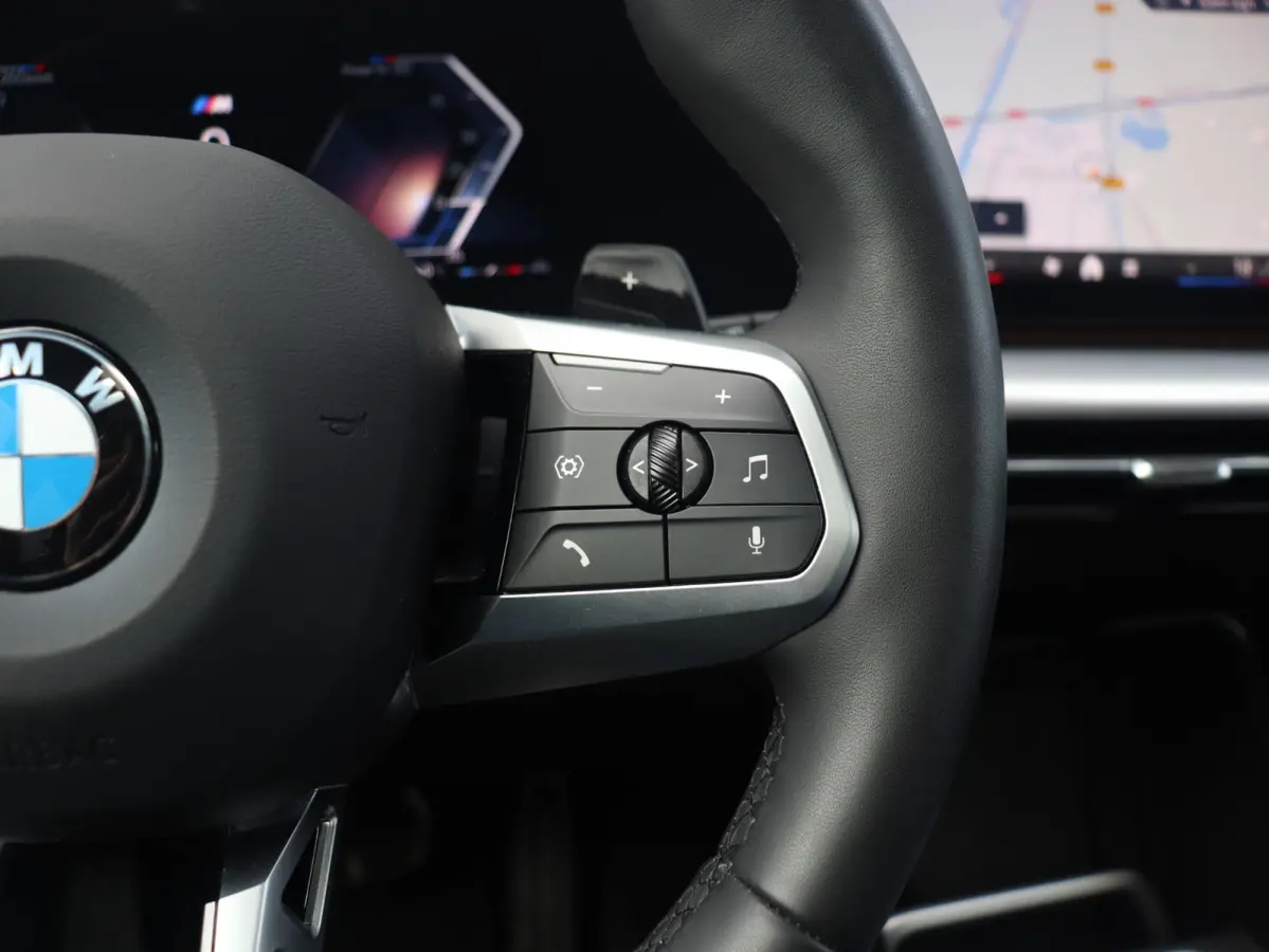 sDrive18i | M Sportpakket | Panodak | Comfort Access | Adaptieve LED Koplampen | Camera | Apple Carplay | Sportstoelen | Voorstoelen Verwarmd | 18'' LMV