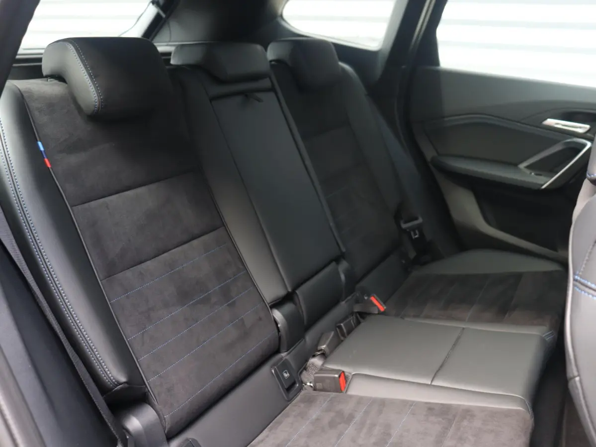 sDrive18i | M Sportpakket | Panodak | Comfort Access | Adaptieve LED Koplampen | Camera | Apple Carplay | Sportstoelen | Voorstoelen Verwarmd | 18'' LMV