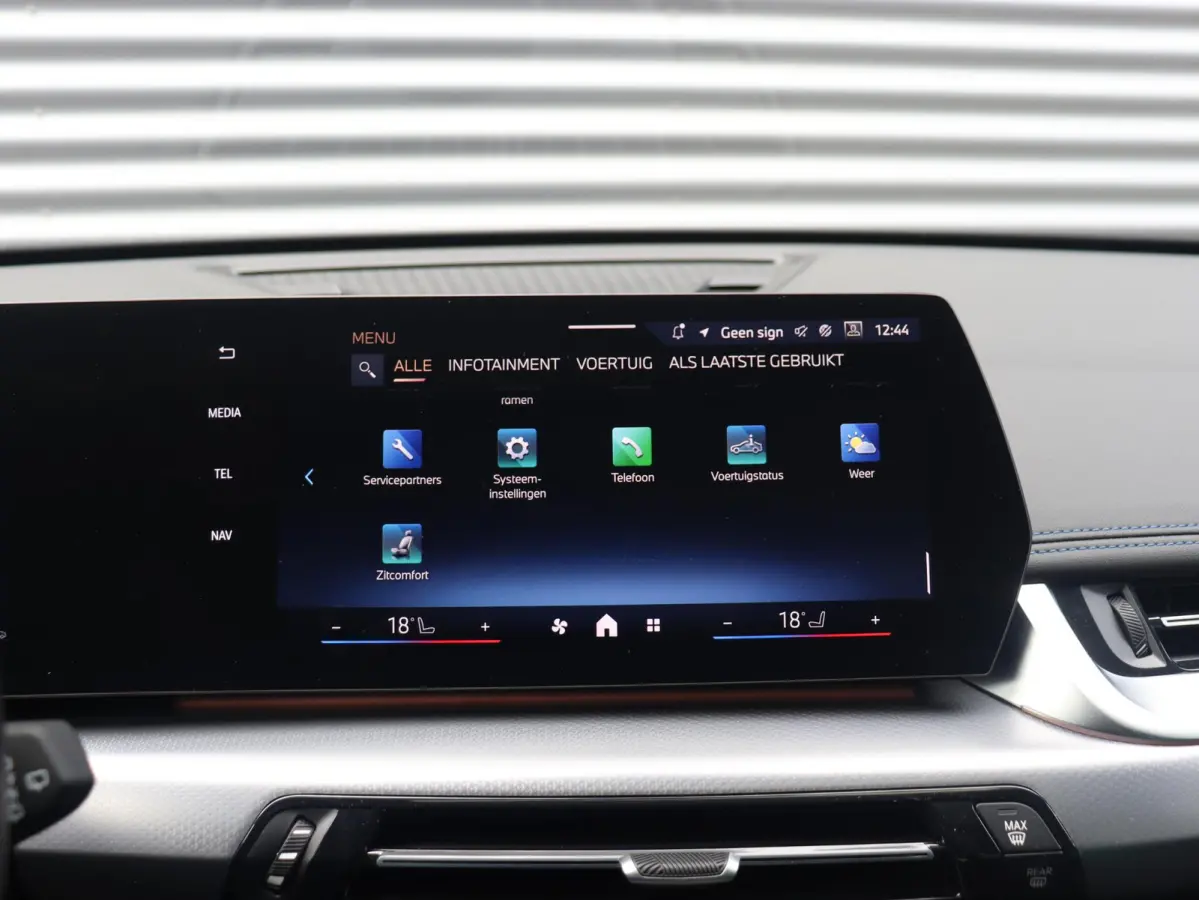 sDrive18i | M Sportpakket | Panodak | Comfort Access | Adaptieve LED Koplampen | Camera | Apple Carplay | Sportstoelen | Voorstoelen Verwarmd | 18'' LMV
