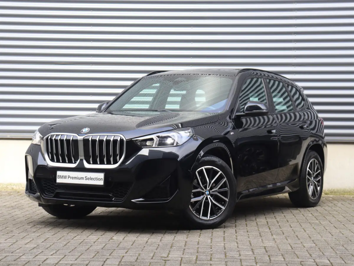 sDrive18i | M Sportpakket | Panodak | Comfort Access | Adaptieve LED Koplampen | Camera | Apple Carplay | Sportstoelen | Voorstoelen Verwarmd | 18'' LMV