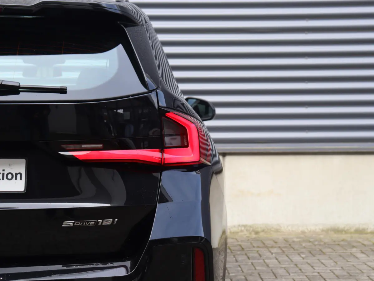 sDrive18i | M Sportpakket | Panodak | Comfort Access | Adaptieve LED Koplampen | Camera | Apple Carplay | Sportstoelen | Voorstoelen Verwarmd | 18'' LMV