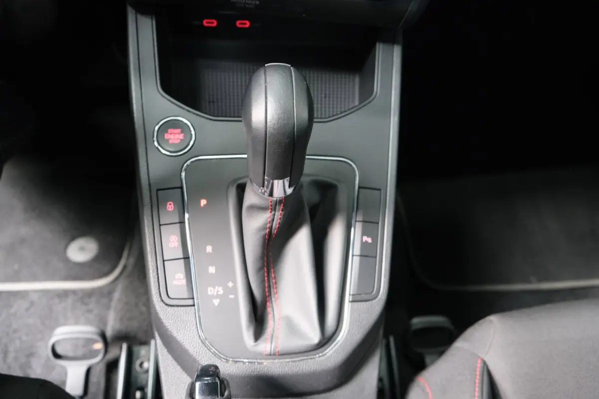 1.0 TSI FR Business Intense Automaat - N.A.P. Airco, Cruise, PDC, Navi, Carplay, Camera.