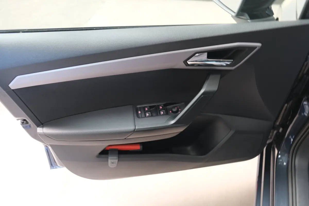 1.0 TSI FR Business Intense Automaat - N.A.P. Airco, Cruise, PDC, Navi, Carplay, Camera.