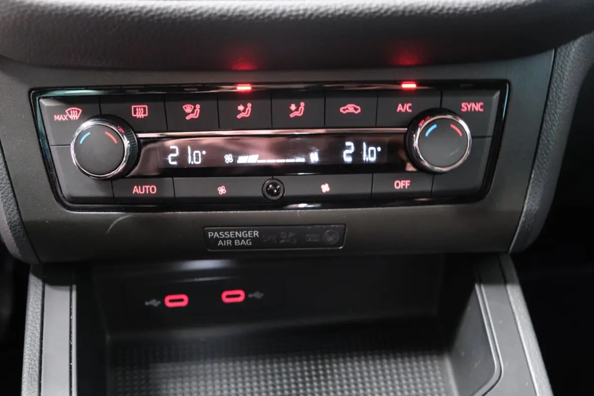 1.0 TSI FR Business Intense Automaat - N.A.P. Airco, Cruise, PDC, Navi, Carplay, Camera.