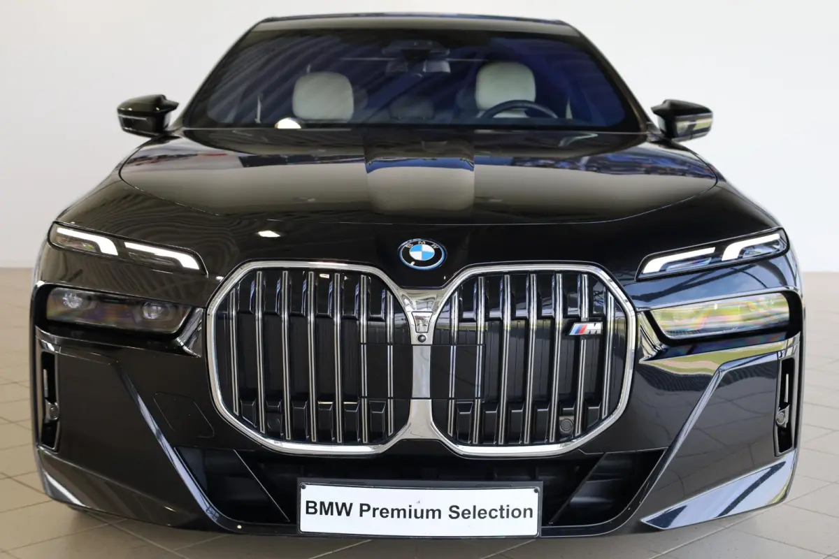 M760e xDrive | Head-Up Display | Panoramadak | Driving + Parking Ass. Professional 360 Camera | Bowers & Wilkins | Active Steering | Trekhaak