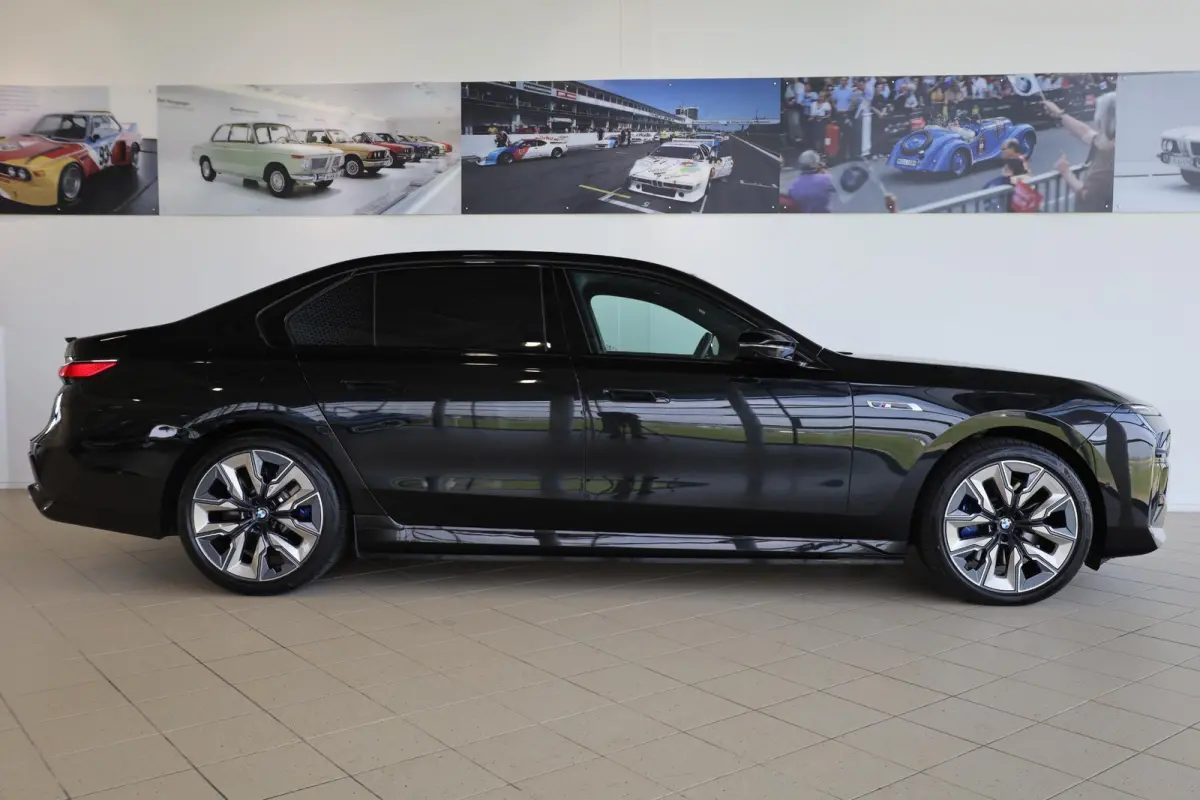 M760e xDrive | Head-Up Display | Panoramadak | Driving + Parking Ass. Professional 360 Camera | Bowers & Wilkins | Active Steering | Trekhaak