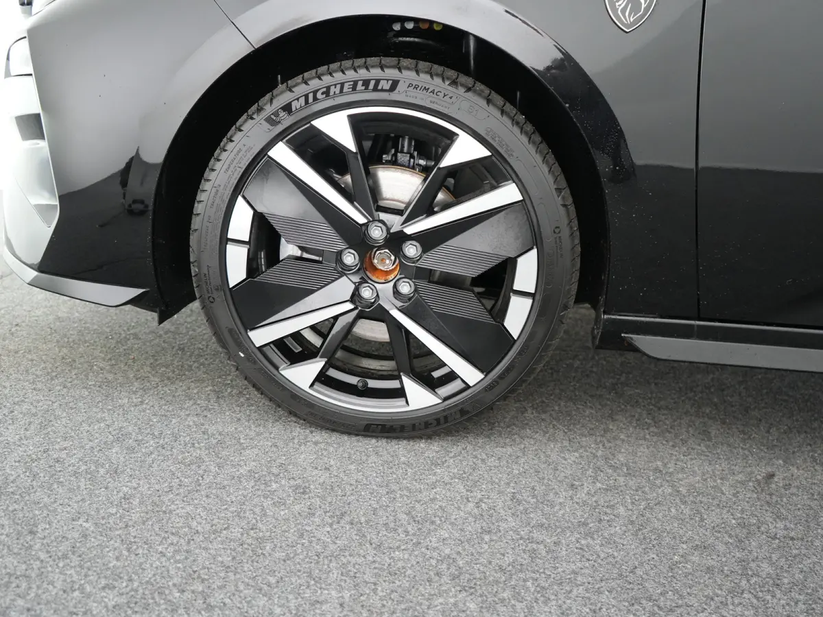 GT | Driver Sport Pack | Elektrische parkeerrem | Extra getinte achterste zijruiten en achterruit