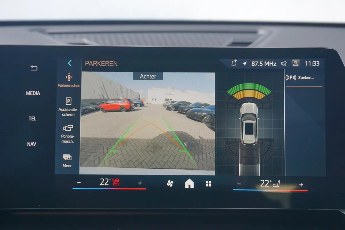 sDrive20i M Sport Pro / Trekhaak / Panoramadak / Keyless entry / Adaptieve LED koplampen / Stoel & Stuurwielverwarming