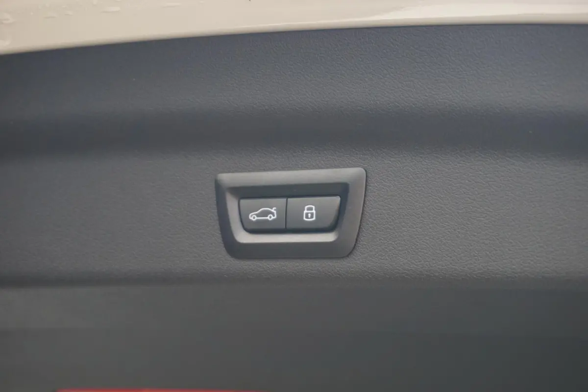 sDrive20i M Sport Pro / Trekhaak / Panoramadak / Keyless entry / Adaptieve LED koplampen / Stoel & Stuurwielverwarming