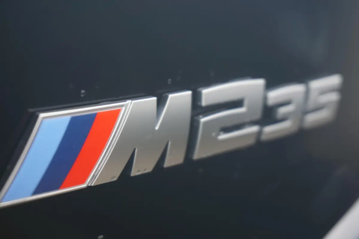 M235 xDrive | Driving Assistant Professional / Head-up / Rondomzicht Camera's / M sportstoelen / Elektrische Stoelen + Memory