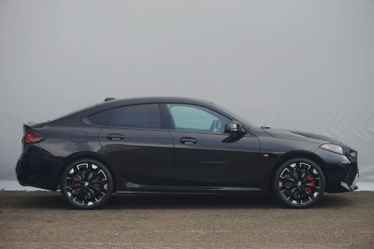 M235 xDrive | Driving Assistant Professional / Head-up / Rondomzicht Camera's / M sportstoelen / Elektrische Stoelen + Memory