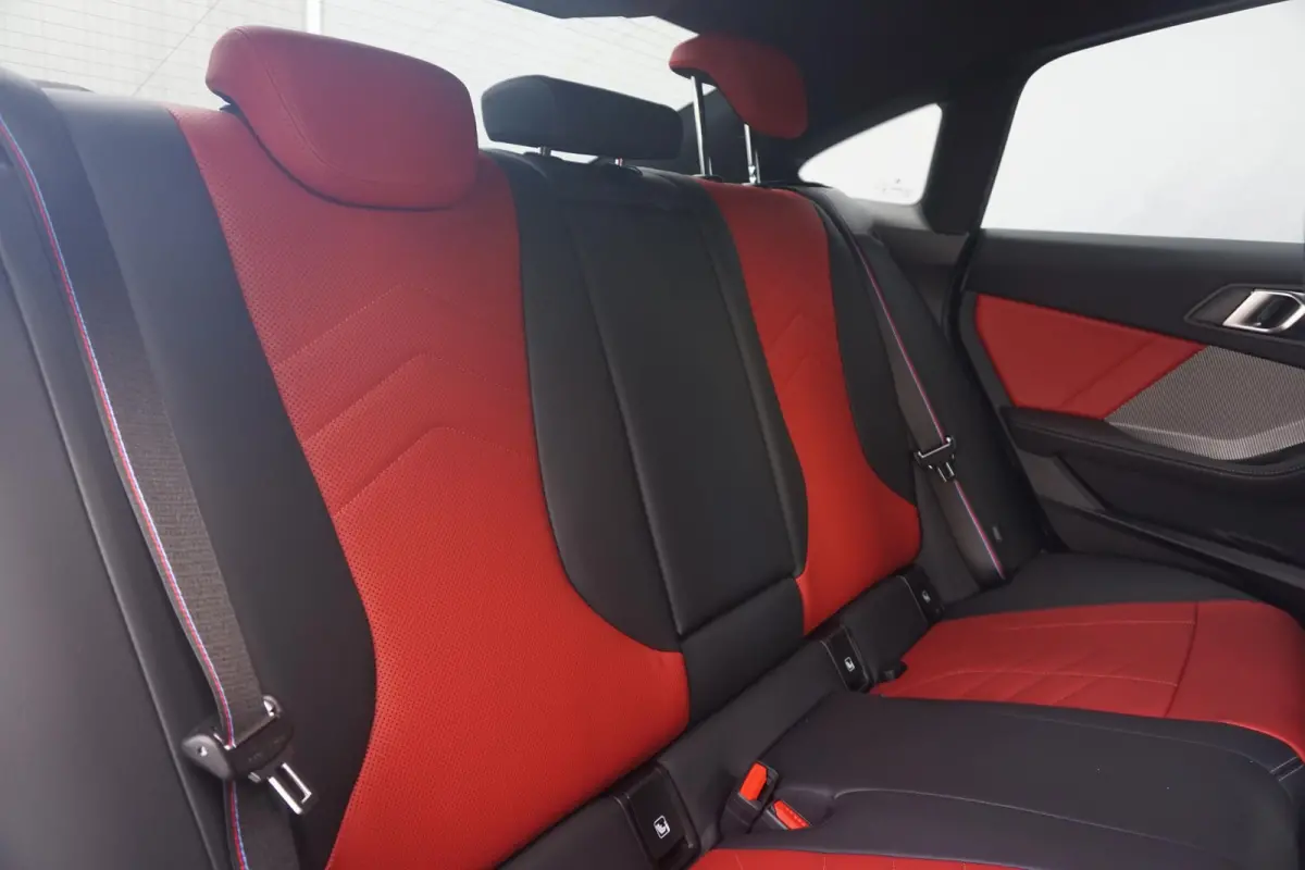 M235 xDrive | Driving Assistant Professional / Head-up / Rondomzicht Camera's / M sportstoelen / Elektrische Stoelen + Memory