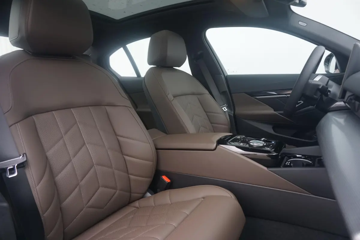eDrive40 M Sport | Trekhaak / Panoramadak / Driving Assistant Professional / Parking Assistant Professional / Elektrische Comfortstoelen + Memory / Stoelventilatie / Head-up / Rondomzicht ca