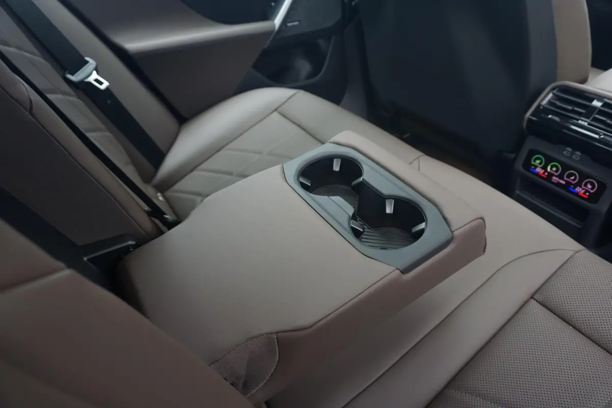eDrive40 M Sport | Trekhaak / Panoramadak / Driving Assistant Professional / Parking Assistant Professional / Elektrische Comfortstoelen + Memory / Stoelventilatie / Head-up / Rondomzicht ca