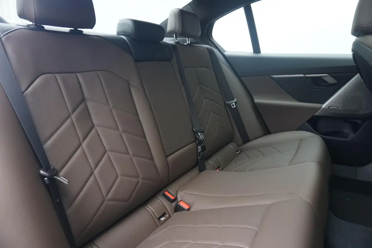 eDrive40 M Sport | Trekhaak / Panoramadak / Driving Assistant Professional / Parking Assistant Professional / Elektrische Comfortstoelen + Memory / Stoelventilatie / Head-up / Rondomzicht ca
